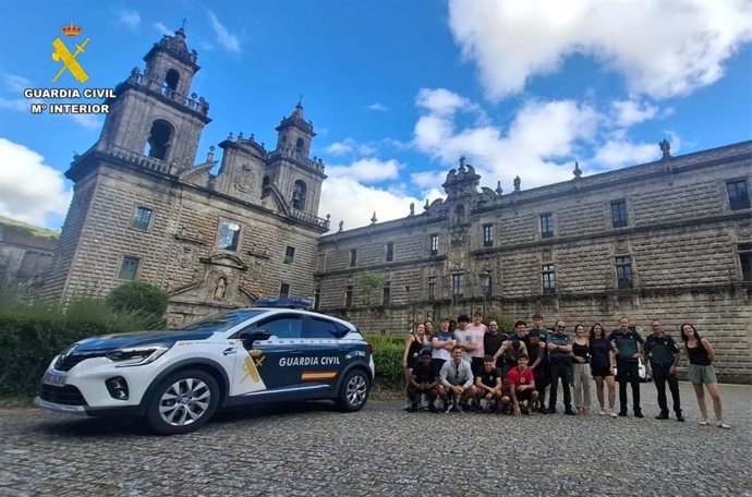 La Guardia Civil auxilia a un grupo de 18 peregrinos tras ser derivados desde un albergue en Cea (Ourense) al pabellón municipal