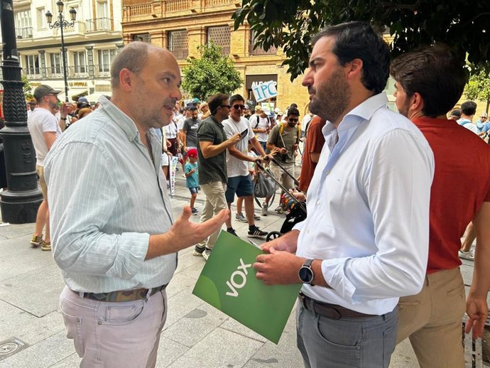 El portavoz del Grupo Municipal Vox en el Ayuntamiento de Sevilla, Gonzalo García de Polavieja, con el concejal Javier Navarro