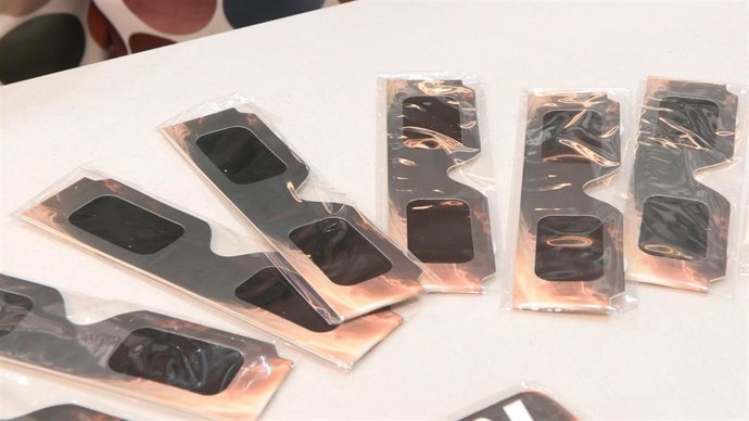 Archivo - Gafas certificadas de protección para el eclipse