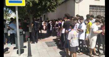 Más de 200 menores migrantes no acompañados se aglomeran a las puertas de la Comisaría de Ceuta para ser registrados