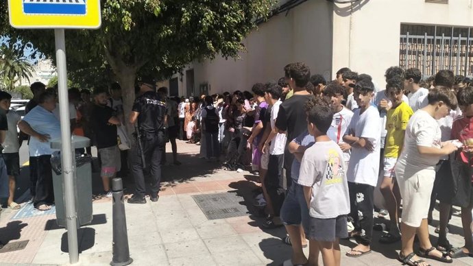 Menores se aglomeran a las puertas de la Comisaría de Ceuta para ser registrados, a 7 de agosto de 2026 en Ceuta