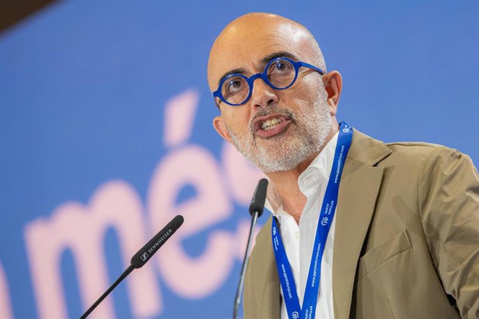 Archivo - El líder del PP en el Ayuntamiento de Barcelona, Dani Sirera, en una imagen de archivo