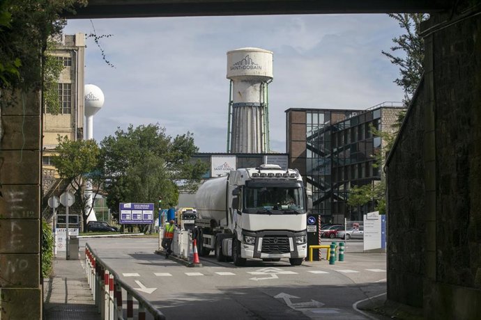 Archivo - Un camión en las inmediaciones de la factoría Saint Gobain Cristalería en Avilés