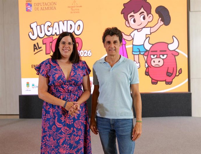 La vicepresidenta de la Diputación de Almería Almudena Morales y el director de la Escuela Taurina de Almería, Ruiz Manuel, durante la presentación del programa 'Jugando al Toro'.