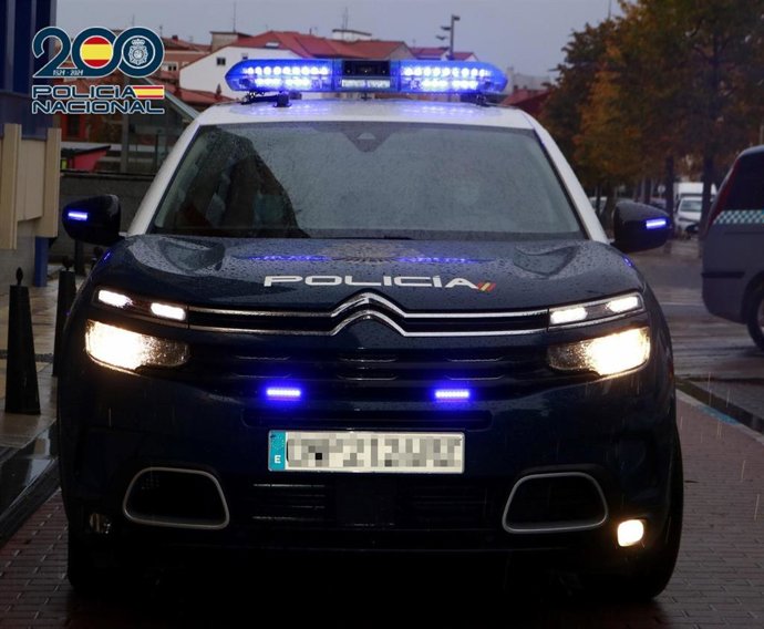 Archivo - Coche Policía Nacional en Torrelavega