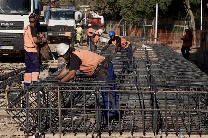Archivo - Operarios de la construcción trabajando en unas obras