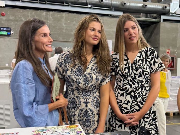 La Reina Letizia, la Princesa Leonor y la Infanta Sofía: una visita privada en Mallorca con looks relajados