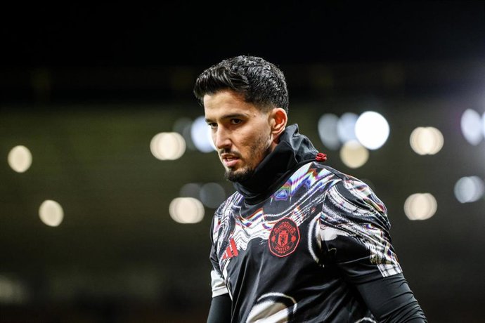 Archivo - El portero turco Altay Bayindir,en un calentamiento con el Manchester United.