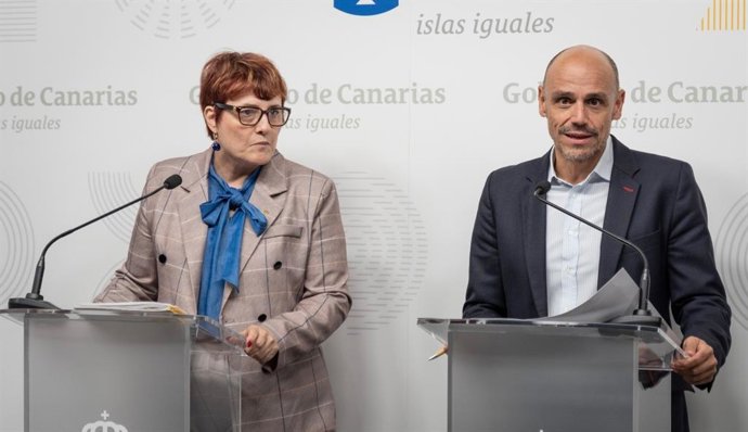 Archivo - La consejera de Bienestar Social del Gobierno de Canarias, Candelaria Delgado, y el portavoz, Alfonso Cabello
