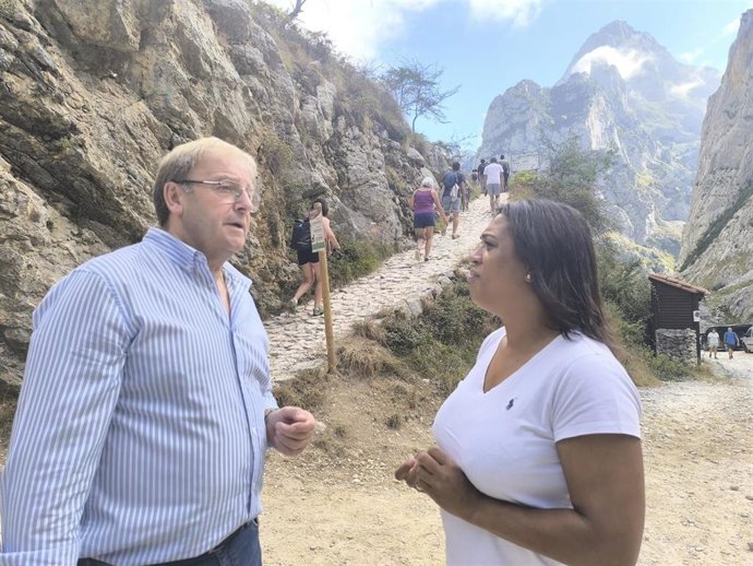 La diputada del PP de Asturias Sandra Camino en su visita este viernes a la Ruta del Cares.