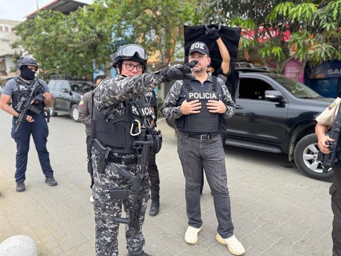 Archivo - El comandante de la Policía de Manabí, Wladimir Acurio, da explicaciones al ministro de Interior de Ecuador, John Reimberg
