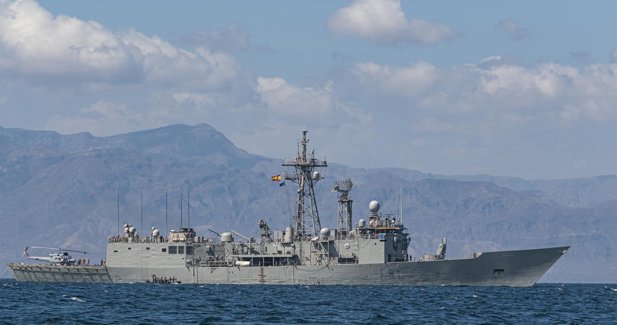 Dos fragatas de la Armada ya operan en la bahía sur de Ceuta