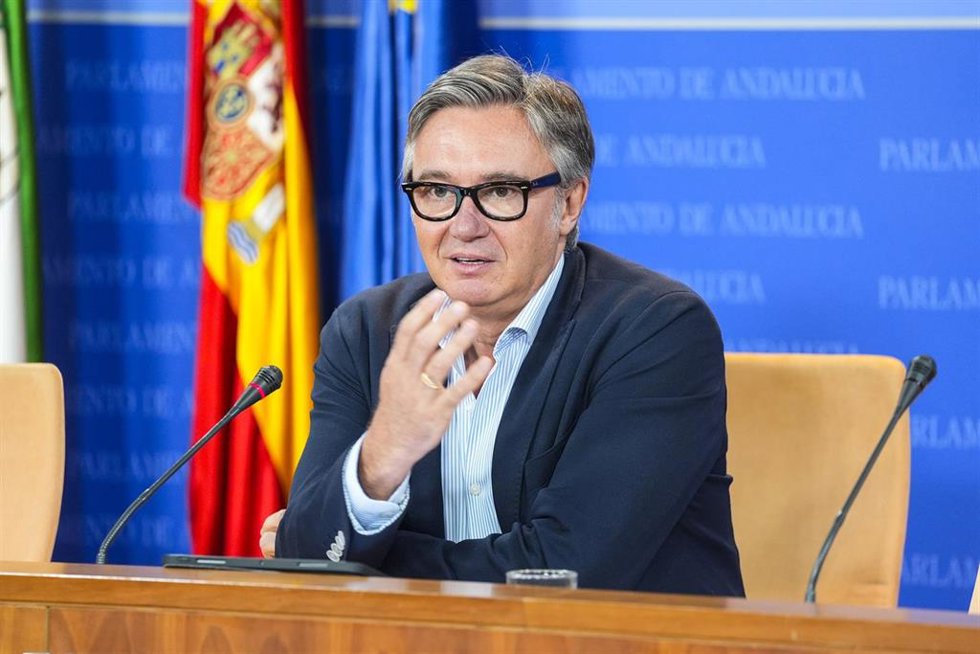 El vicepresidente segundo y consejero de Turismo, Desregulación, Justicia y Administración Local de la Junta, Manuel Gavira, en una rueda de prensa en el Parlamento. Imagen de archivo.