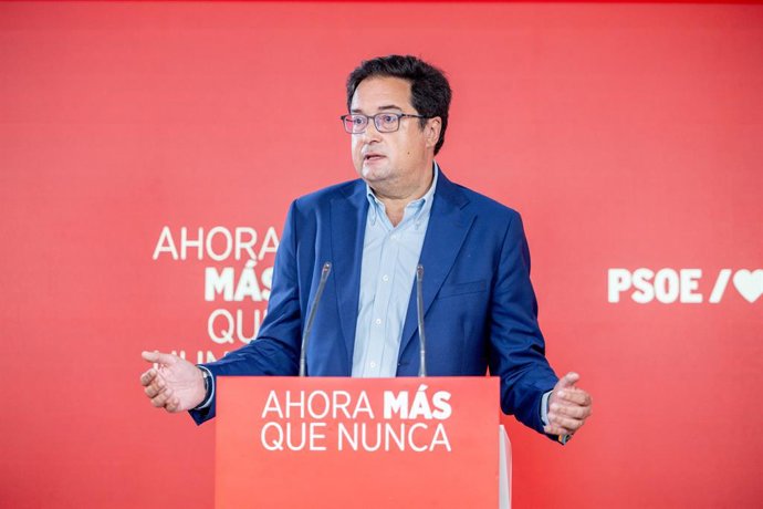O secretário-geral do PSOE de Madri e ministro da Transformação Digital e da Função Pública, Óscar López, durante uma coletiva de imprensa na sede do PSOE, em 7 de agosto de 2026, em Madri (Espanha). O PSOE de Madri vai entrar com esta v