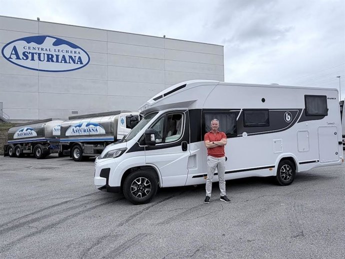 El ganador, posando junto a su autocaravana