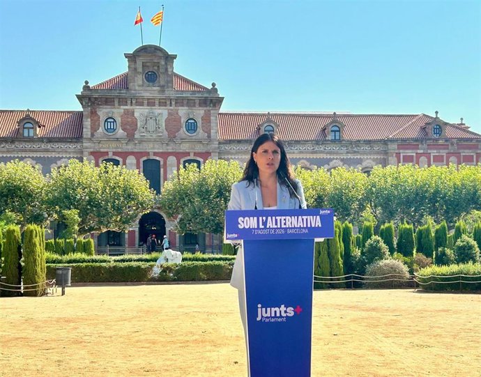 La presidenta de Junts en el Parlament, Mònica Sales, en una rueda de prensa ante la Cámara catalana