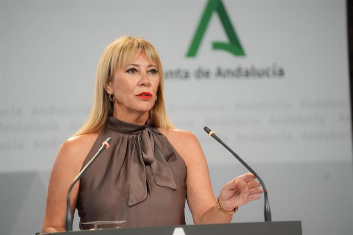 La vicepresidenta tercera y consejera de Economía, Hacienda y Fondos Europeos, y portavoz del Gobierno andaluz, Carolina España, interviene en la rueda de prensa celebrada tras la reunión semanal del Consejo de Gobierno. Imagen de archivo.
