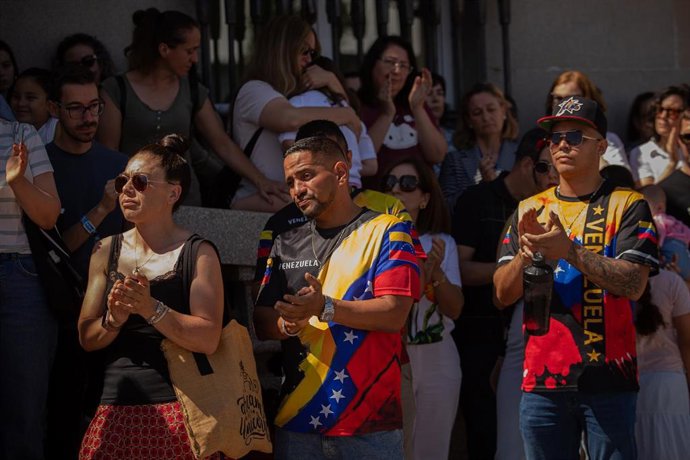 Archivo - Varias personas durante un minuto de silencio por las víctimas de los terremotos de Venezuela, a 29 de junio de 2026, en Marín, Pontevedra, Galicia.