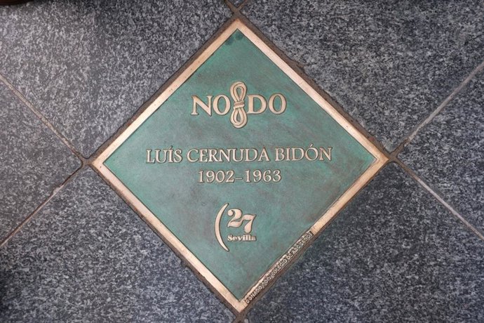 Placa a Luis Cernuda en el Paseo de los Poetas de Sevilla