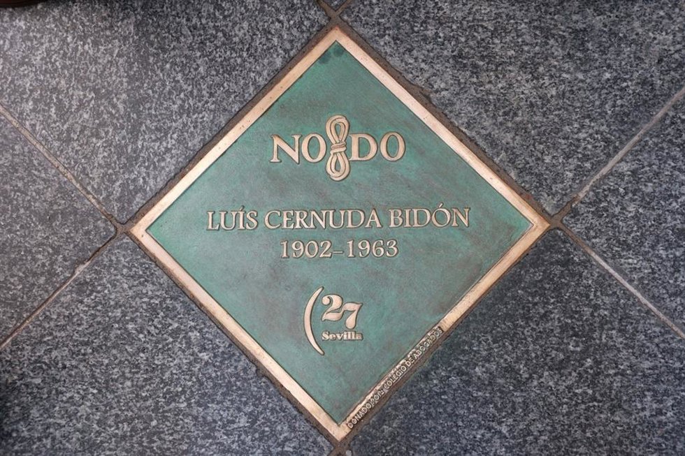 Placa a Luis Cernuda en el Paseo de los Poetas de Sevilla