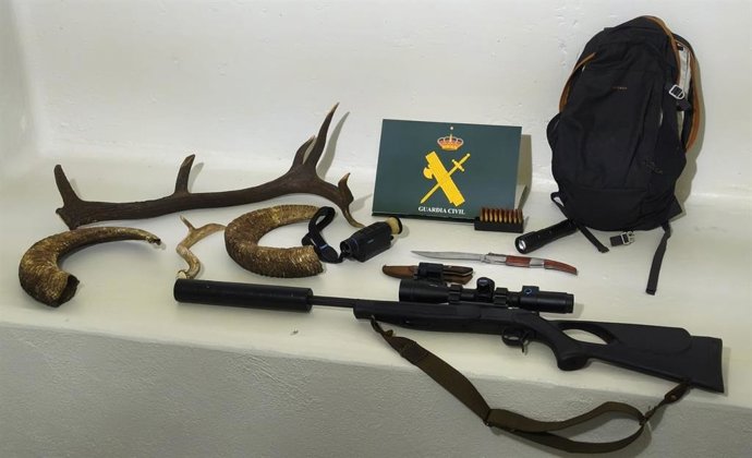Armas y cuernos intervenidos a los cazadores furtivos.