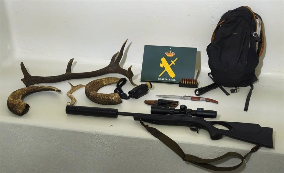 Armas y cuernos intervenidos a los cazadores furtivos.