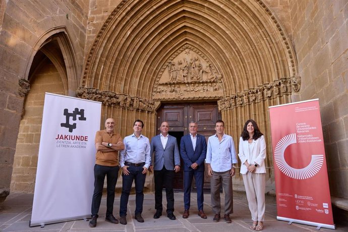 Humberto Bustince, Mikel Irujo, Rubén Sánchez, Juan Luis García y Begoña Pérez, en Ujué, durante la apertura del curso de verano de la UPNA 'Eclipsadas y eclipsados'.