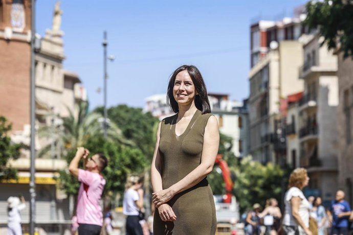 A ministra da Ciência e das Universidades e líder do PSPV, Diana Morant, posa em frente ao Mercat Central de Valência durante uma entrevista para a Europa Press