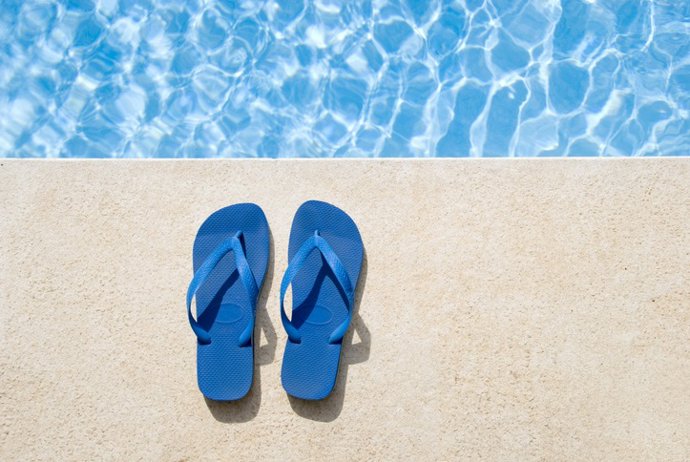 Archivo - Experto recuerda que el uso excesivo de chanclas y la exposición al calor multiplican los problemas en los pies 