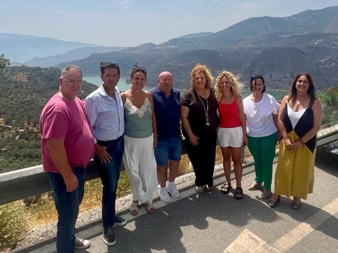 La diputada provincial del PSOE, Fátima Gómez, y el alcalde de El Valle, Antonio Ruiz, junto a otros representantes socialistas en una visita a esta localidad del Valle de Lecrín.