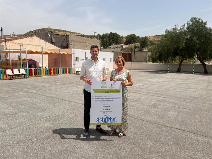 El diputado de Deportes e Instalaciones Deportivas, Eric Escobedo, ha visitado el municipio del Poniente granadino, donde ha mantenido un encuentro con la alcaldesa de Cacín, Josefa Ramírez.