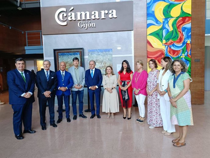 La CEO de PixelsHub, Susana Pascual, y el ganadero José Ramón Badiola, de Ganadería Badiola Holstein, premiados Día del Autónomo que se celebra en la 69 Feria Internacional de Muestras de Asturias (Fidma), en el recinto ferial gijonés 'Luis Adaro'.