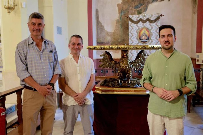 Foto de familia de los responsables de la resturación de la peana del altar de la patrona de Alcalá