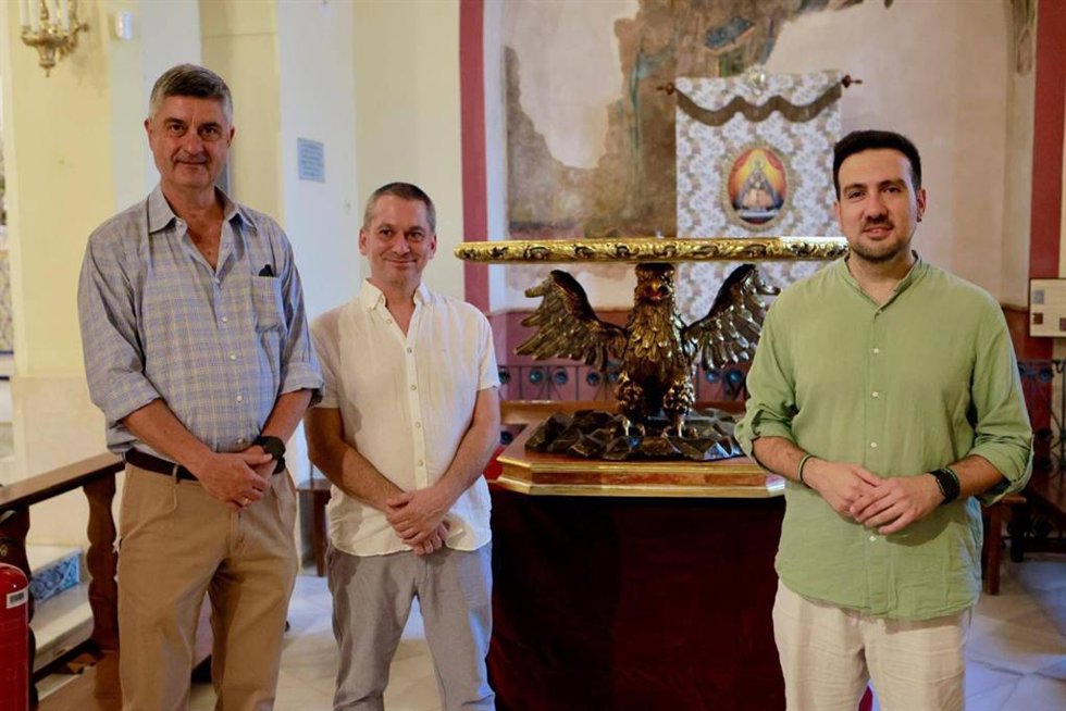 Foto de familia de los responsables de la resturación de la peana del altar de la patrona de Alcalá