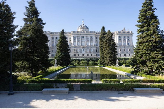 Estanque de los jardines de Sabatini frente al Palacio Real.