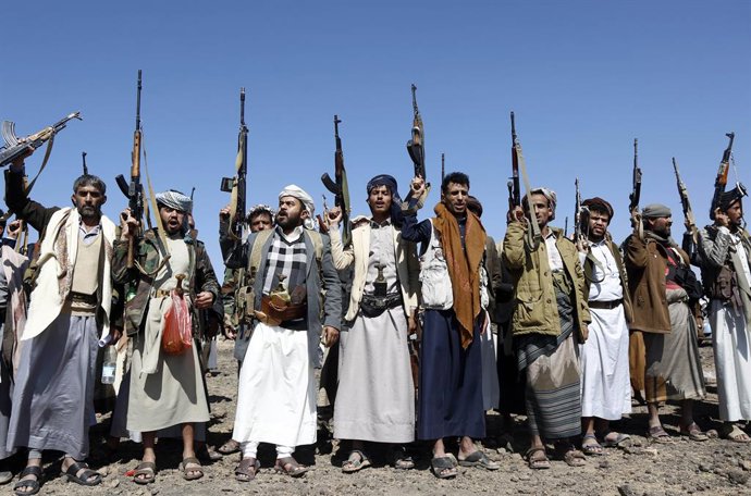 Archivo - SANAA, Nov. 3, 2025  -- Yemen's Houthi group fighters and supporters participate a weaponized rally against Israel, at Arhab district north of Sanaa, Yemen, Nov. 3, 2025. The Houthi movement, which controls Yemen's capital Sanaa and much of the 
