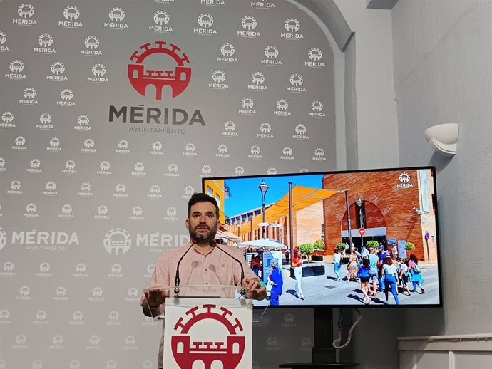 El delegado de Turismo, Felipe González, presenta los datos de turismo de julio