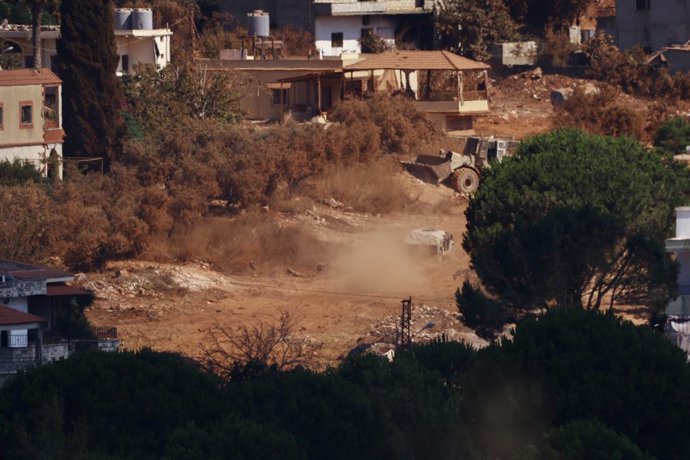 6 de agosto de 2026, Distrito de Nabatieh, Sul do Líbano, Líbano: Soldados israelenses e veículos militares são avistados na cidade de Zawtar al-Sharqiya (Zawtar Oriental), no sul do Líbano, vistos da vizinha Zawtar al-Gharbiya (Zawtar Ocidental). Morador