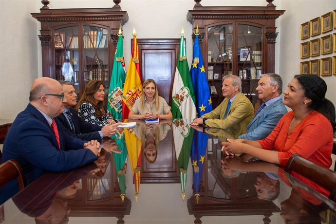 La presidenta de la Diputación de Cádiz, Almudena Martínez, en una reunión con la Junta de Gobierno de la Real Academia San Dionisio de Ciencias, Artes y Letras, que acaba de renovar sus cargos.