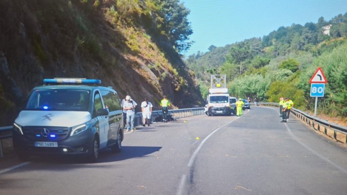 Herido grave un motorista tras colisionar frontalmente con un turismo en la N-120 a su paso por la parroquia de Velle, en Ourense (Galicia)
