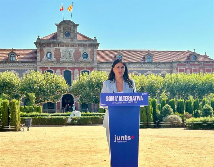 La presidenta de Junts al Parlament, Mònica Sales, en una roda de premsa davant de la Càmera catalana