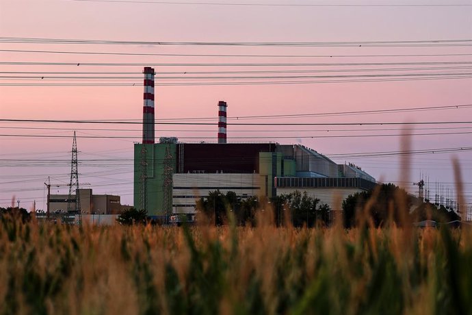 BUDAPEST, Aug. 3, 2026  -- This photo taken on Aug. 2, 2026 shows a view of the Paks nuclear power plant near Dunaszentbenedek, Hungary. Hungary is entering its "most critical 5 days" as dropping water levels on the Danube River threaten the complete shut