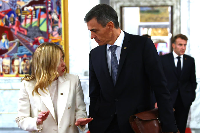 El presidente del Gobierno, Pedro Sánchez, conversa con la presidenta de Italia, Giorgia Meloni, a su llegada a la cena ofrecida por los Reyes de Dinamarca a los líderes que participan en la Reunión Informal de Jefes de Estado y Gobierno de la Unión 