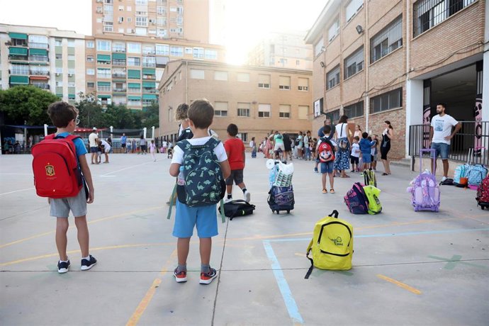 Archivo - Imagen de alumnos en el patio de un colegio de Málaga