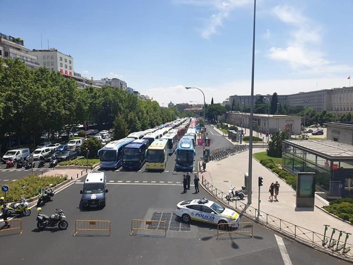 Archivo - Marcha de autobuses discrecionales y escolares concluye ante la sede el Ministerio de Transportes, en 2020.