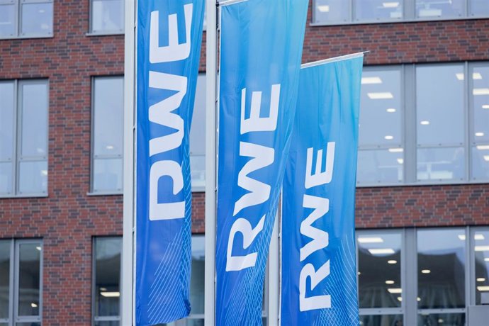 Archivo - FILED - 15 March 2022, North Rhine-Westphalia, Essen: Flags fly in front of the corporate headquarters of the energy company RWE before the start of the annual press conference. Photo: Rolf Vennenbernd/dpa