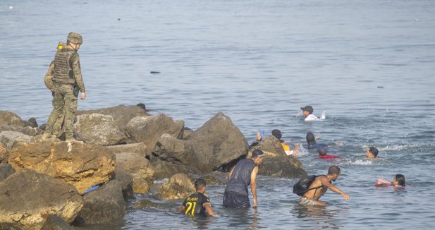Vox pide desplegar al Ejército y la Armada en Ceuta y Melilla para "repeler" llegadas de migrantes