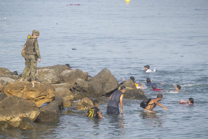 MIlitares vigilando la llegada de migrantes en Ceuta 