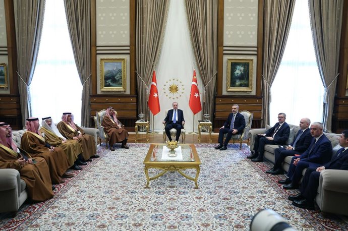 Archivo - Arquivo - 6 de maio de 2026, Istambul, Istambul, Turquia: O presidente turco Recep Tayyip Erdo?an recebeu o ministro das Relações Exteriores da Arábia Saudita, Faisal bin Farhan, em Ancara, na Turquia, em 6 de maio de 2026, para discutir formas 