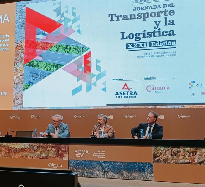El consejero de Movilidad, Medio Ambiente y Gestión de Emergencias del Principado de Asturias, Alejandro Calvo (centro), Ovidio de la Roza (Asetra), y el presidente de la Cámara de Comercio de Gijón, Félix Baragaño, en el Día del Transporte en Fidma,